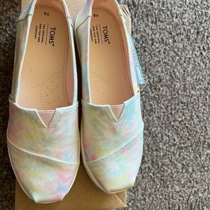 Toms tie dye